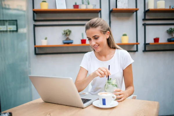 Jeune Femme Décontractée Avec Ordinateur Portable Dans Café Boire Limonade — Photo