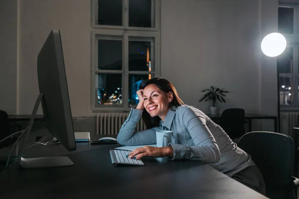 Усміхнена Жінка Використовує Комп Ютер Вночі Офісі — стокове фото