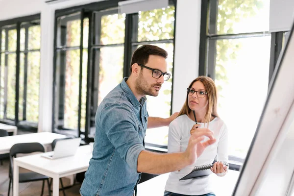 Mooie Zakenvrouw Man Aan Het Werk Met Flip — Stockfoto