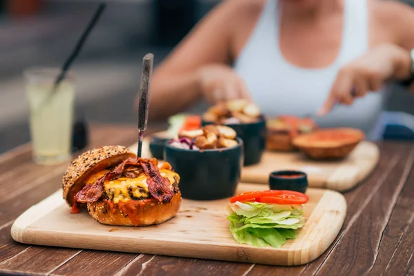 Disfruta Del Delicioso Sabor Las Hamburguesas — Foto de Stock