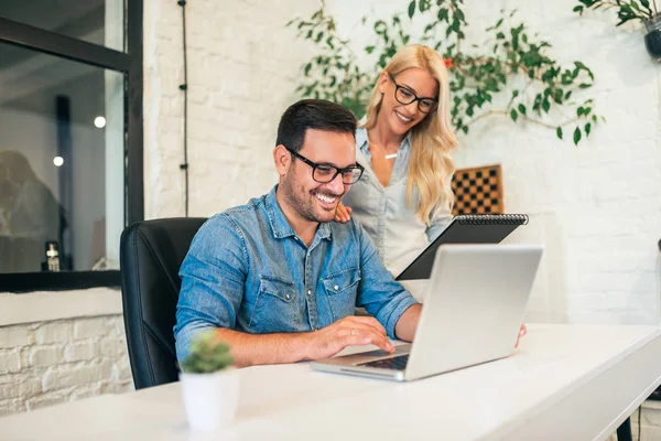 Dos Personas Negocios Informales Satisfechos Que Trabajan Oficina Brillante —  Fotos de Stock