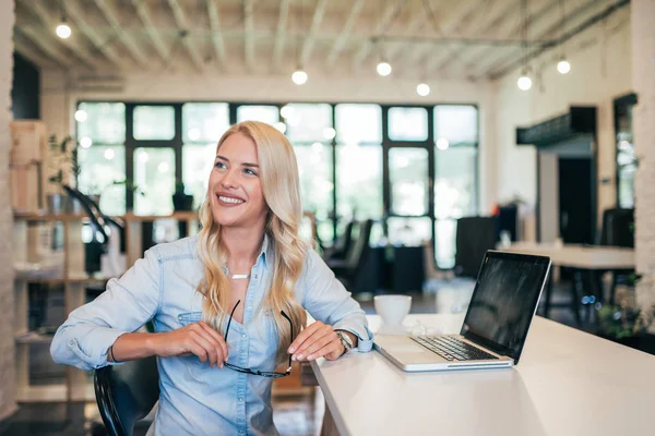 Dame Travail Dans Bureau Moderne Regardant Ailleurs — Photo