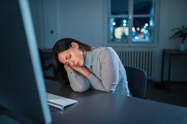 Mujer Con Exceso Trabajo Durmiendo Lugar Trabajo —  Fotos de Stock
