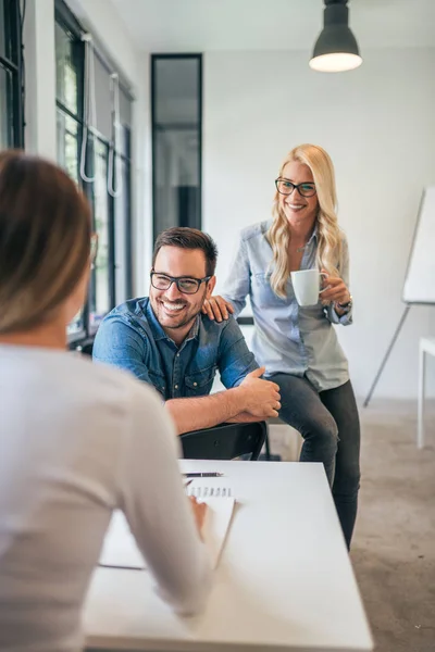 Tres Colegas Moderno Espacio Trabajo Aula Hablando Sonriendo — Foto de Stock