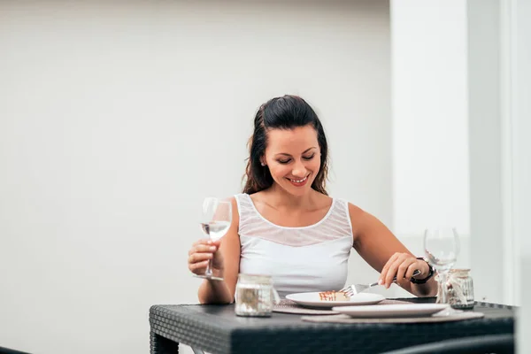 Jovencita Sonriente Bebiendo Una Copa Vino Tomando Trozo Pastel — Foto de Stock