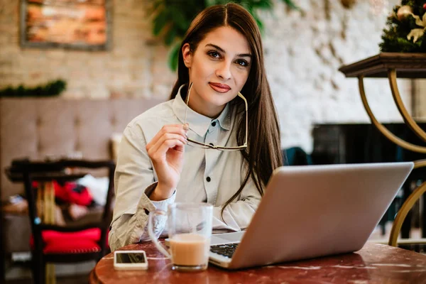 Öğrenci Kız Gözlük Café Tutan Kameraya Bakarak — Stok fotoğraf