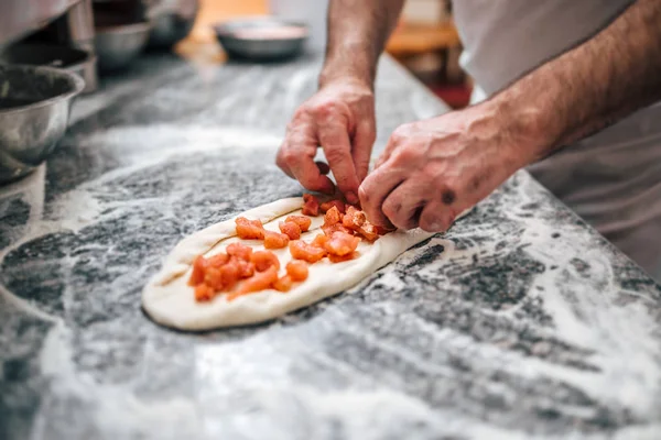 Preparando Deliciosa Pizza Macedônio Especialidade Macedónia Torta Carne Pastrmajlija — Fotografia de Stock