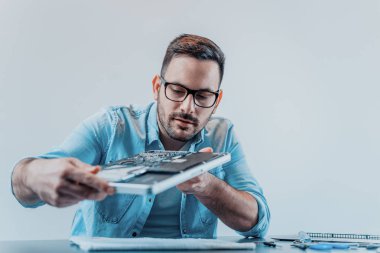 Yakışıklı teknisyen Donanım onarımı üzerinde çalışma