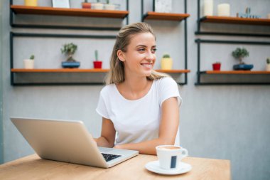 Smling kız ile laptop uzağa arıyorsunuz.