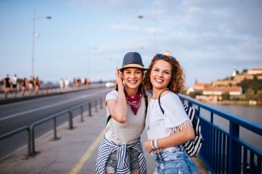 Şehirde iki güzel şık genç kadın portresi.