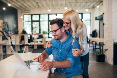 Modern ofisinde çalışan güzel genç çift.