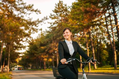 Zarif kadın bir bisiklet düşük açılı görüntü.