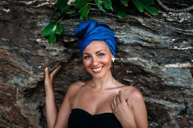 Açık yaz tatile başörtüsü zevk ile güleryüzlü kadın portresi.