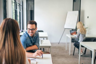 Modern classrom ya da Kütüphane eğitim sırasında söz.