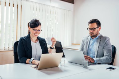 Yakın çekim görüntü dizüstü bilgisayarlarda çalışma iki güzel iş ortakları.