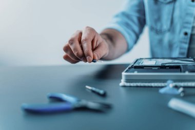 Masada tornavida ile mühendis