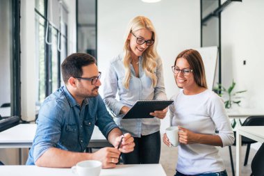 Üç iş arkadaşlarınızla beyin fırtınası sırasında modern ofis süren iş.