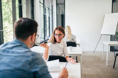 İki genç insan eğitim sınıfında konuşma.