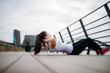 Mekik yapmaya uygun kız yan görünüm.