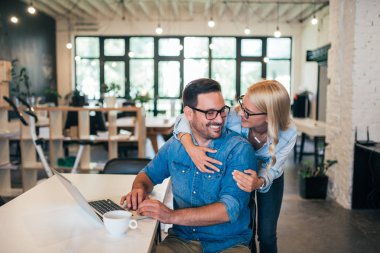 İş başlangıç planlama yaparken sarılma mutlu genç çift.