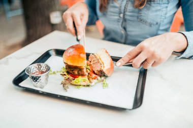 Lezzetli hamburger yeme. Yakın çekim.