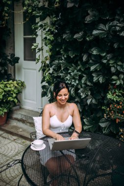 Bahçede dizüstü bilgisayar kullanarak.