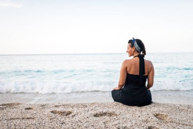 Güzel kadın kum plaj. Kopya alanı.