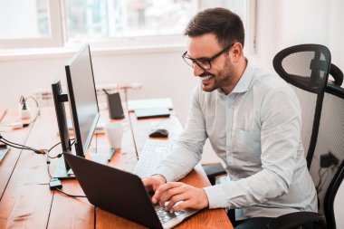 Ofiste çalışan profesyonel tasarımcı.