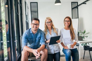 Yaratıcı iş takım parlak coworking ofiste portresi.