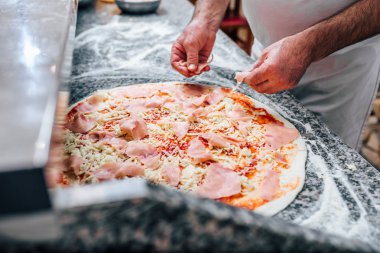 Pizza yapma Şef yakın çekim görüntüsü.