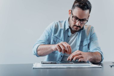 Tornavida ile sökülmesi dizüstü bilgisayar mühendisi