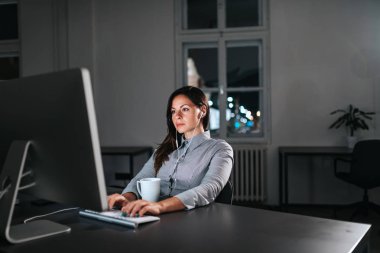 Fazla mesai çalışma kavramı. Bilgisayarda çalışan kadın