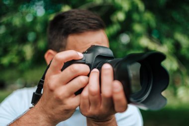Profesyonel fotoğrafçı açık havada yakın çekim görüntüsü.