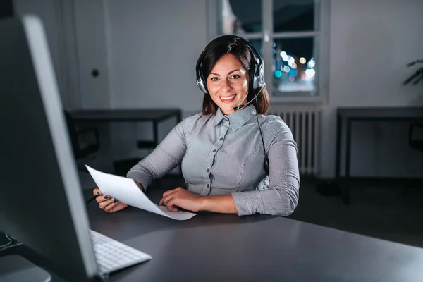 Bizneswoman Zestawu Słuchawkowego Pracę Nocy — Zdjęcie stockowe