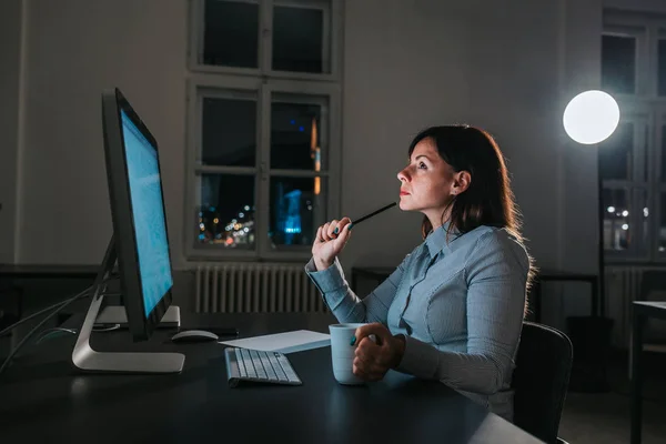 Una Donna Confusa Che Lavora Ufficio Notte Lavoro Straordinario Concetto — Foto Stock
