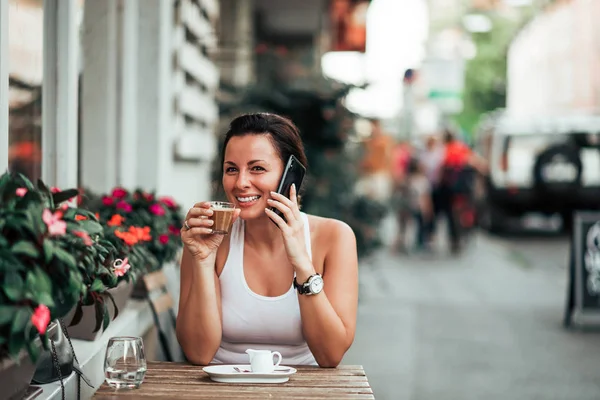 Молода Жінка Розмовляє Мобільному Телефоні Відкритому Кафе — стокове фото