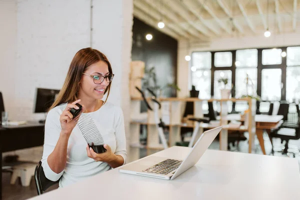 Jugando Trabajo Mujer Joven Relajándose Con Slinky Escritorio Oficina Estudio — Foto de Stock