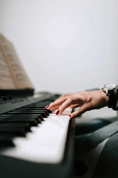 연주는 피아니스트 — 스톡 사진