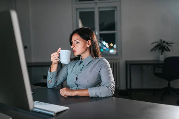 Immagine Ravvicinata Una Donna Affari Che Beve Caffè Mentre Lavora — Foto Stock