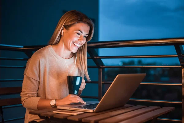 Geceleri Dizüstü Bilgisayar Kullanan Güzel Gülümseyen Kadın — Stok fotoğraf