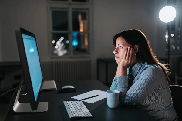 Imprenditore Esausto Guardando Schermo Del Computer — Foto Stock