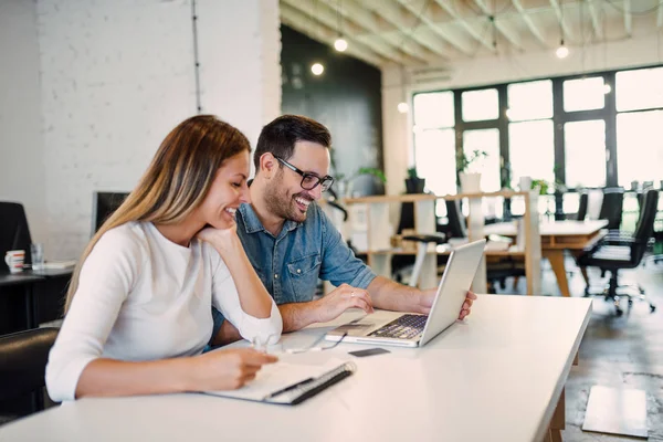 Two Casually Dressed Young Business Colleagues Working Project — Stock Photo, Image