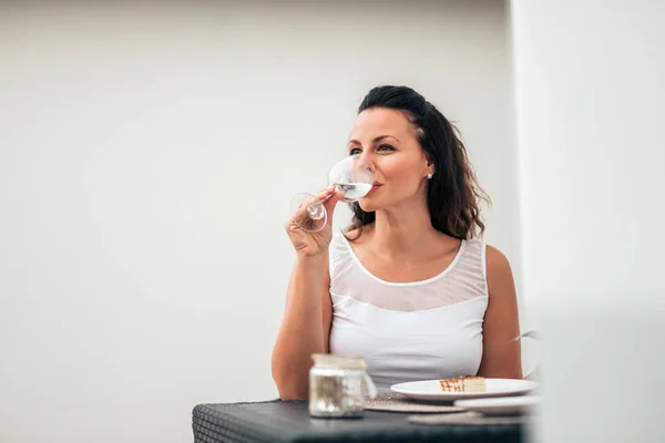 Señora Disfrutando Una Copa Vino — Foto de Stock