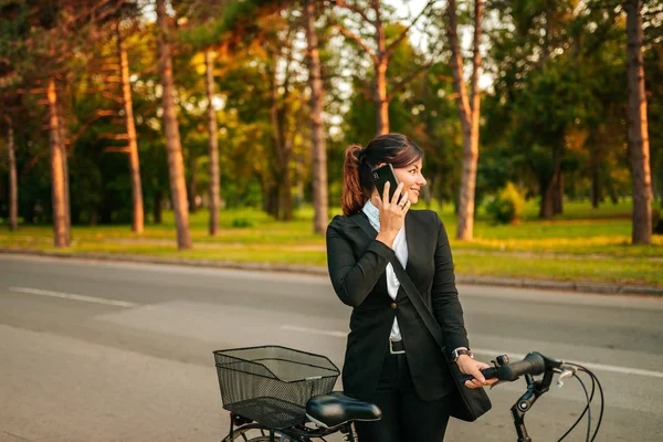 Una Mujer Negocios Con Una Bicicleta Hablando Por Teléfono Mirando —  Fotos de Stock