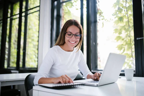 Portrait Focused Smiling Woman Doing Research — Stock Photo, Image
