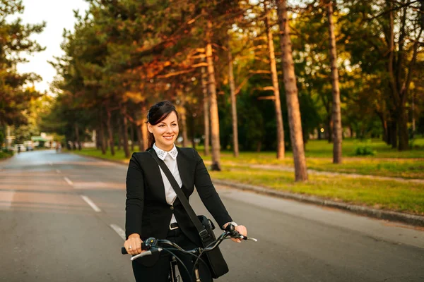 Mujer Sonriente Disfrutando Del Paseo Por Ciudad Bicicleta —  Fotos de Stock