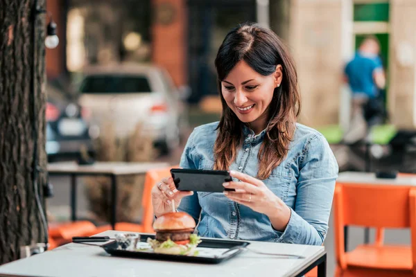 Blogger Comida Casual Tomando Fotos Hamburguesas — Foto de Stock