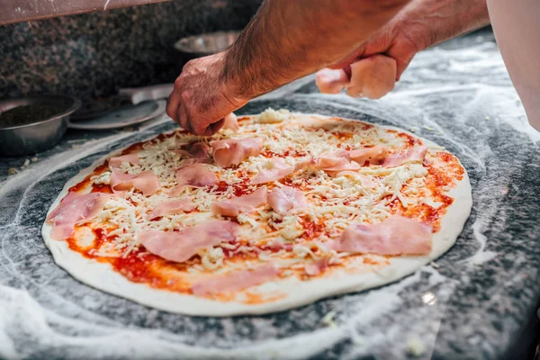 Het Toevoegen Van Salami Pizza Close — Stockfoto