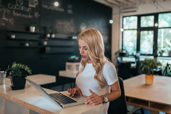 Gelegenheitsunternehmerin Mit Laptop — Stockfoto