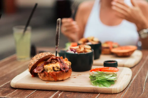 Eating Delicious Fast Foood — Stock Photo, Image